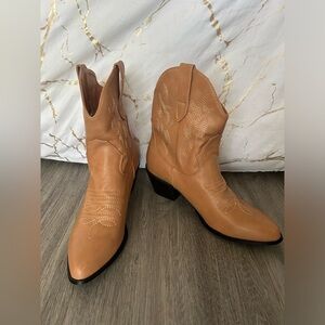 CIERWS Embroidered Western Boots! NWOT
